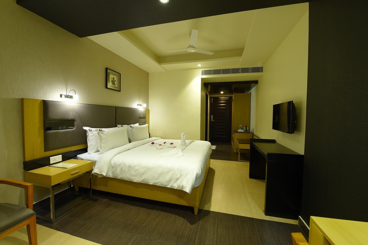 Mayas Kem Pride Hotel Tiruchirappalli Bagian luar foto